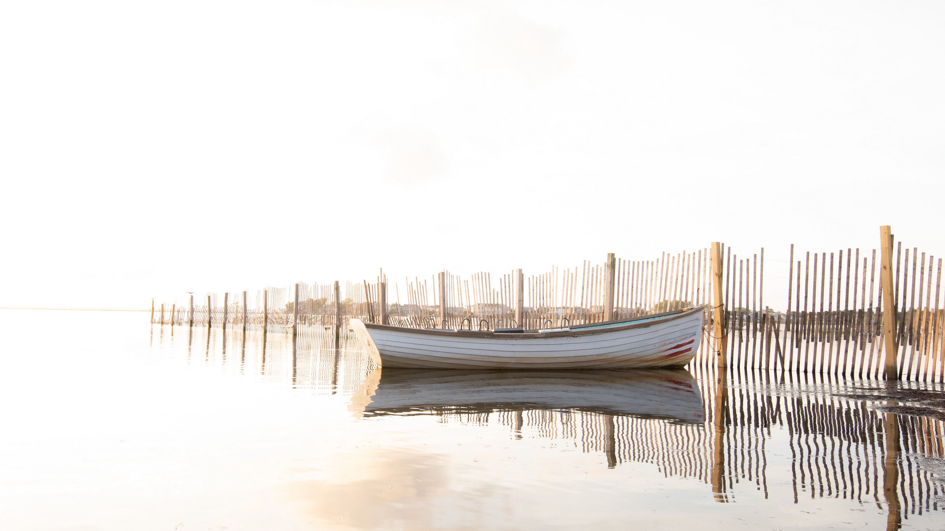 Обои небо, вода, озеро, природа, отражение, утро, лодка, ограждение, the sky, water, lake, nature, reflection, morning, boat, the fence разрешение 3840x2160 Загрузить