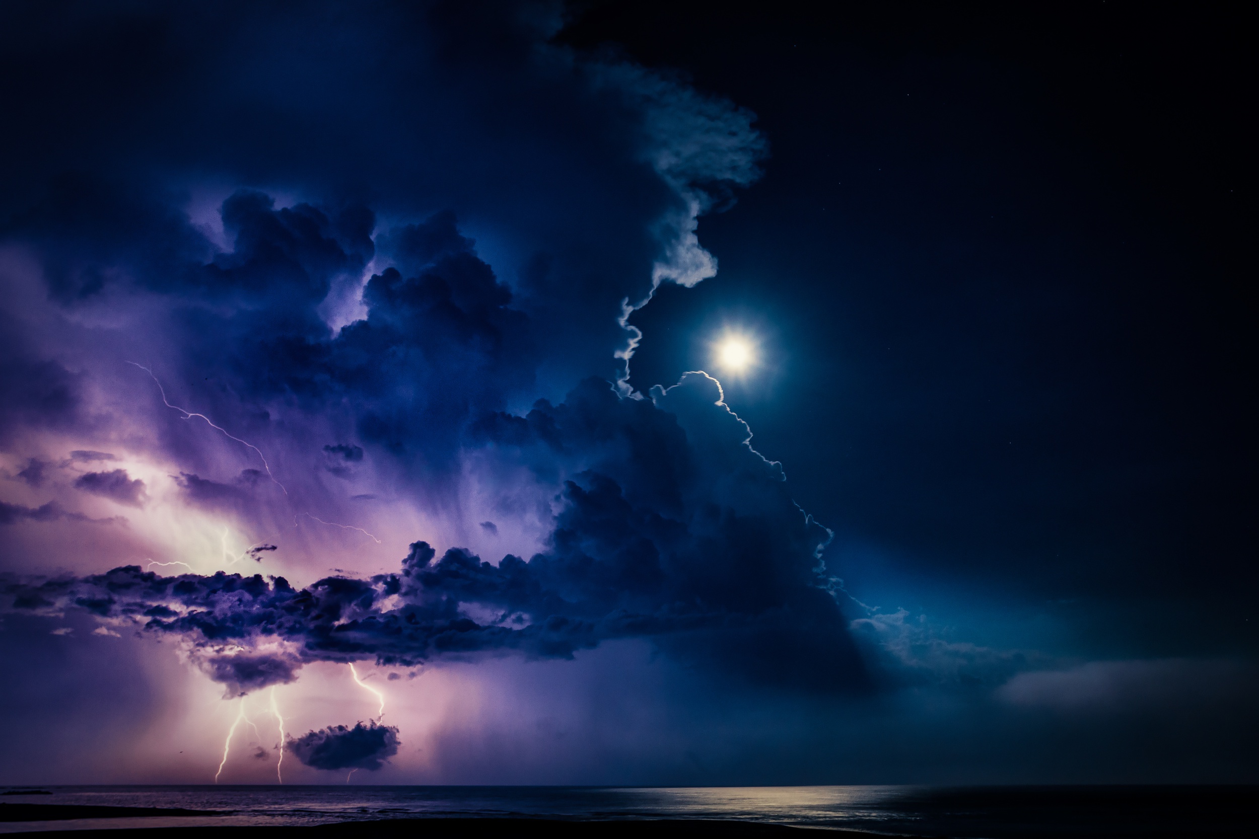 Обои тучи, молния, луна, гроза, clouds, lightning, the moon, the storm разрешение 2500x1667 Загрузить