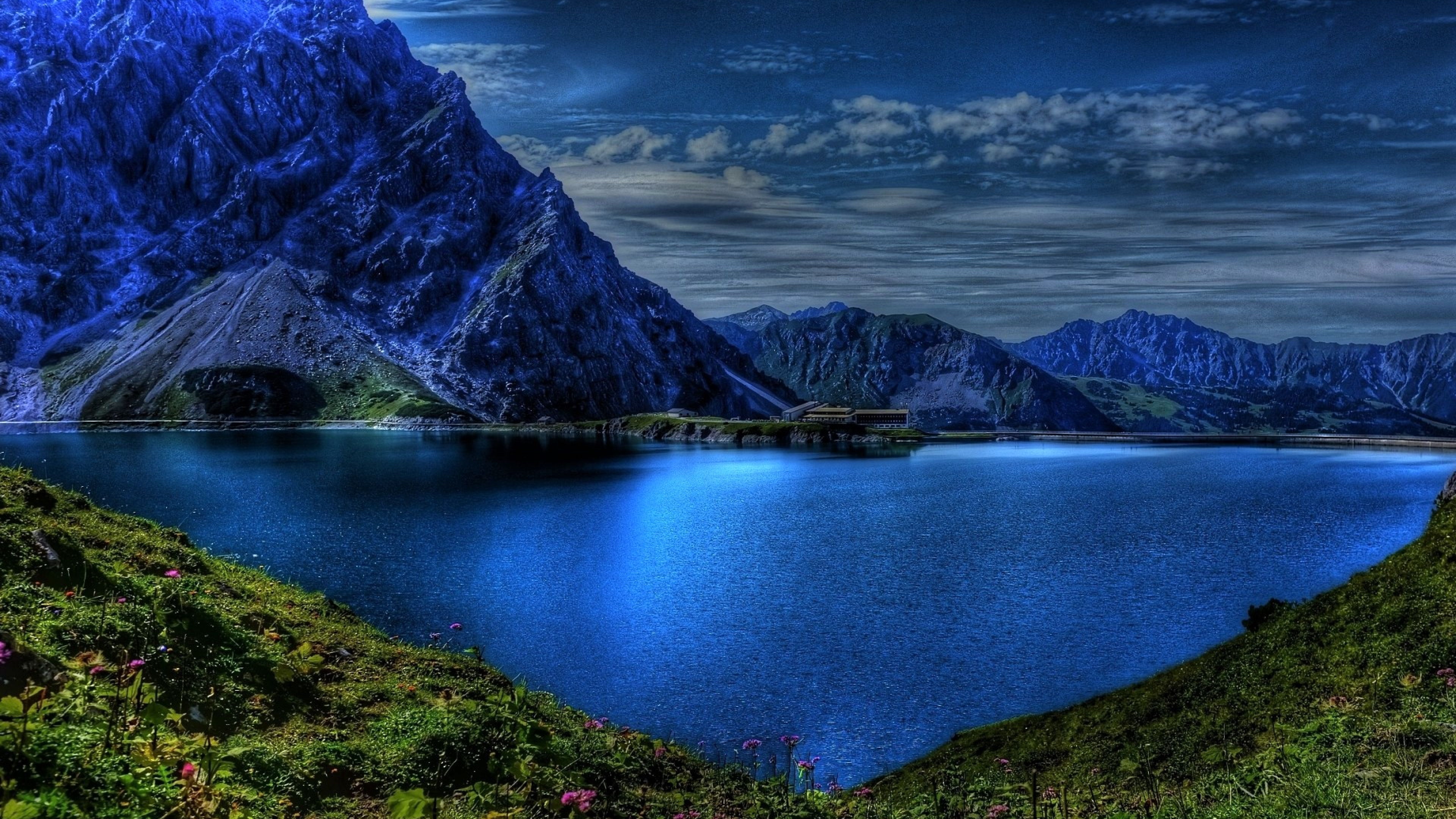Горы и голубая вода. Блу-Маунтинс (горы, США). Фирвальдштетское озеро Швейцария. Красивое озеро. Озеро в горах.