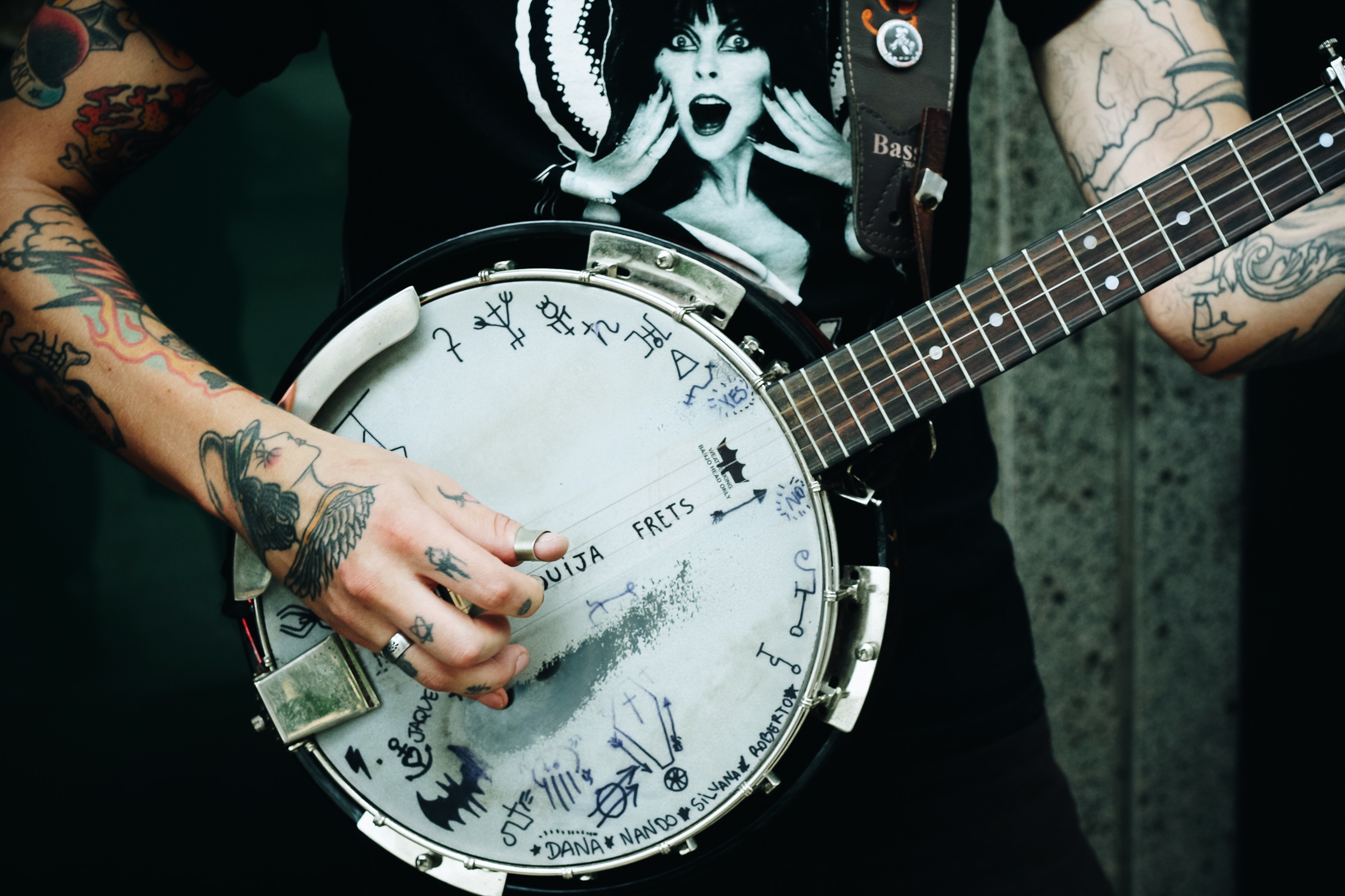 Обои татуировки, руки, музыкальный инструмент, банджо, tattoo, hands, musical instrument, banjo разрешение 3888x2591 Загрузить