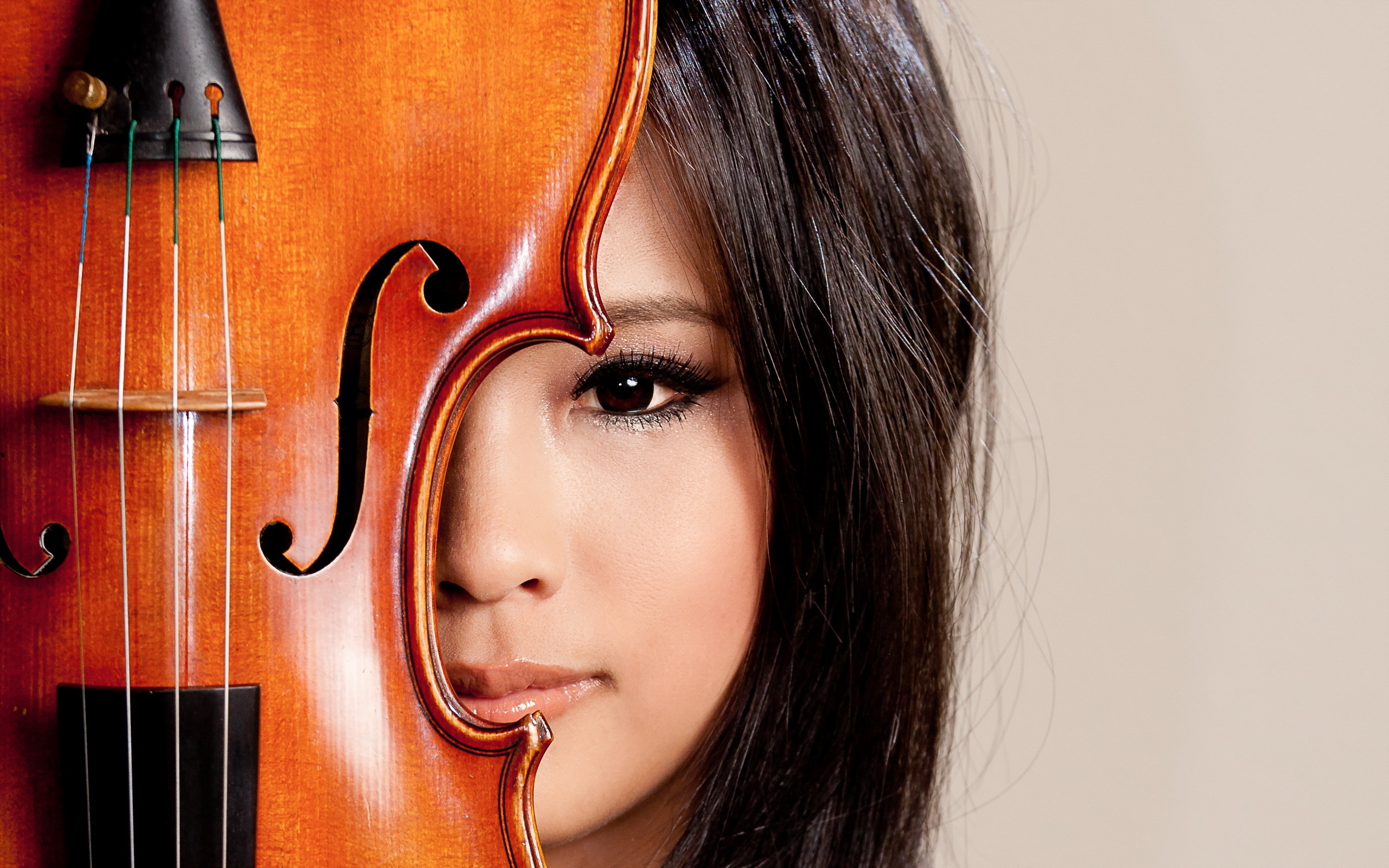 Обои девушка, скрипка, взгляд, струны, макияж, girl, violin, look, strings, makeup разрешение 2560x1600 Загрузить