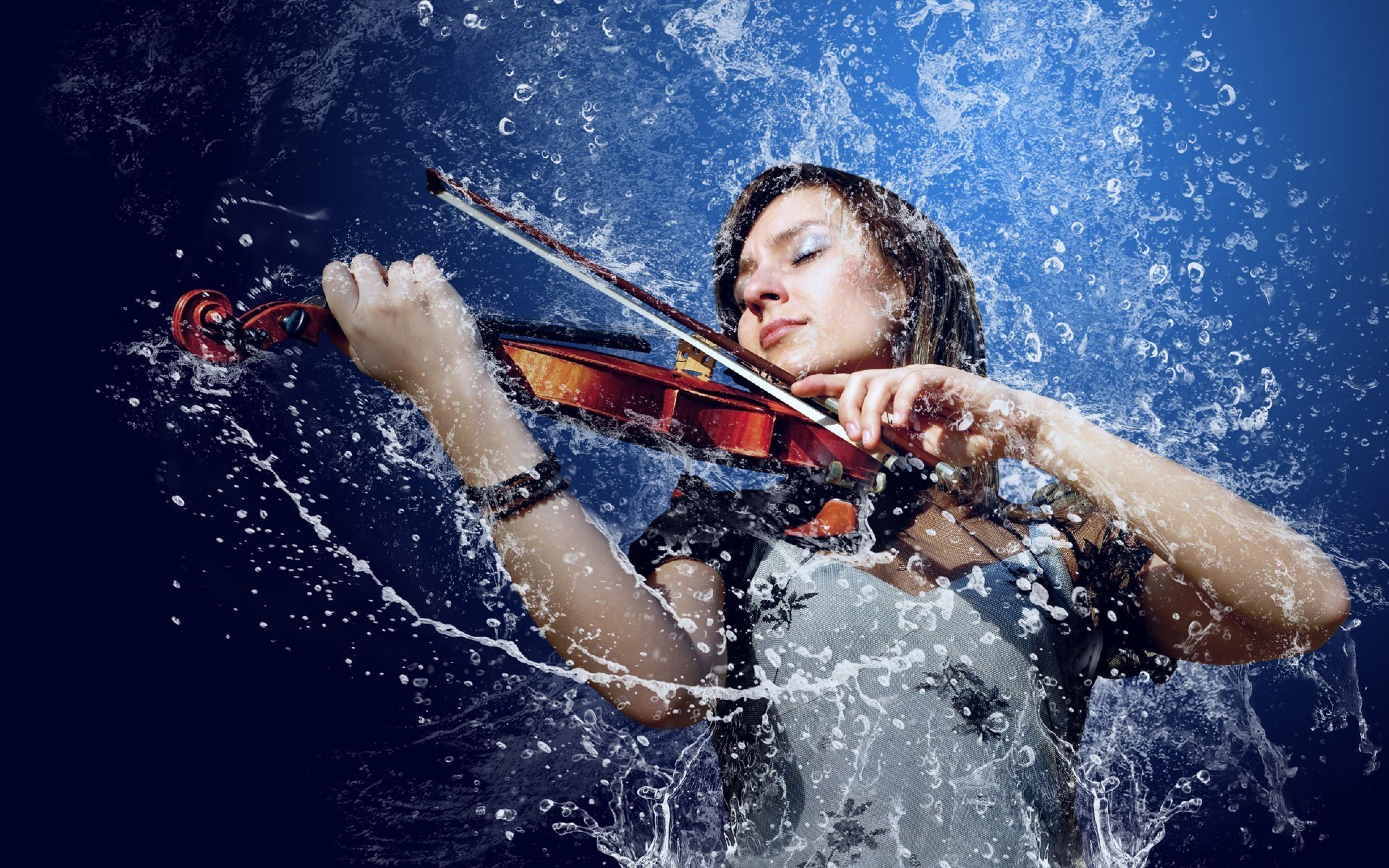 Музыка живи игрой. Девушки со скрипкой. Брызги воды. Девушка в брызгах воды. Скрипачка под дождем.