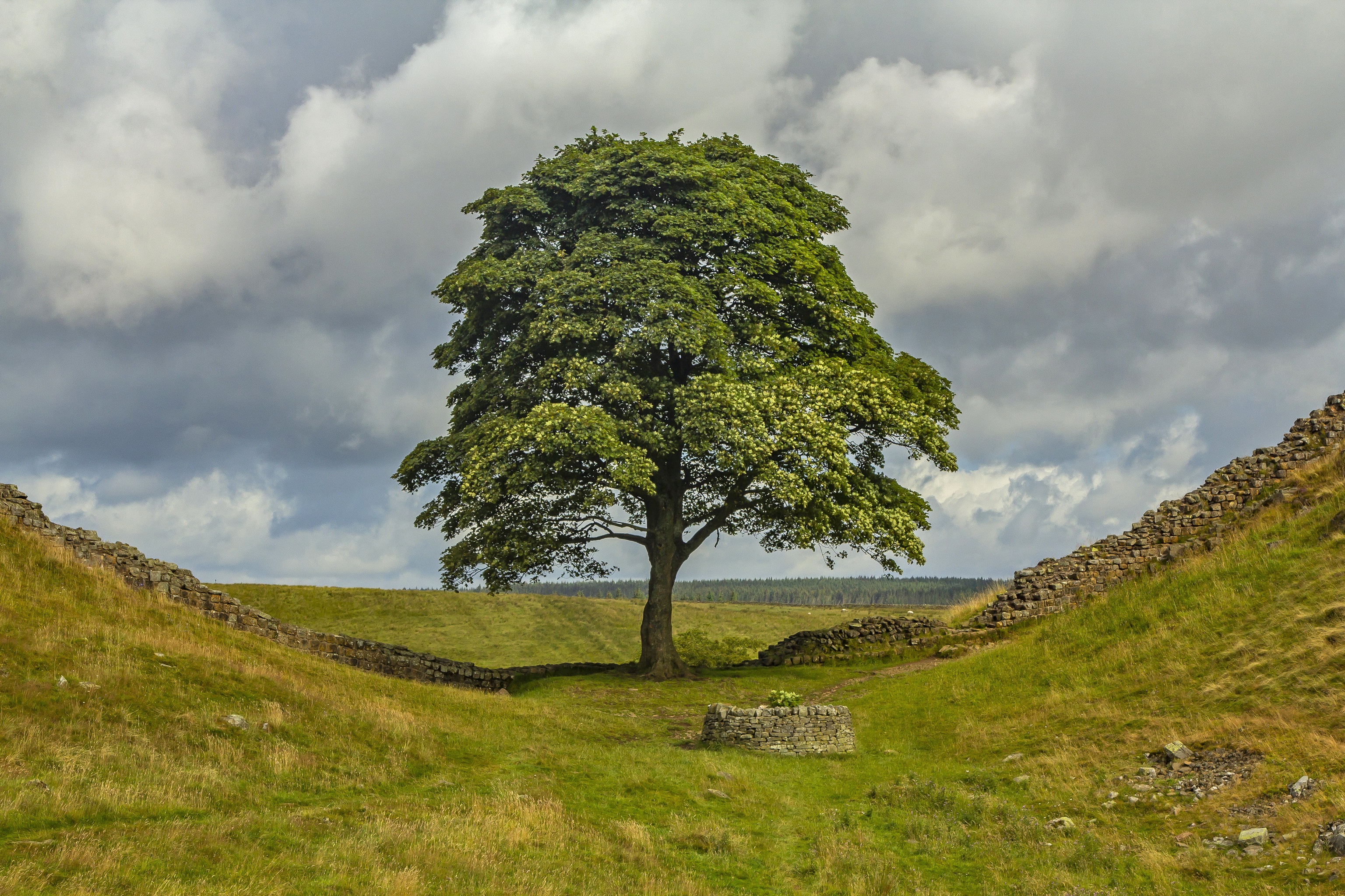 Обои холмы, англия, колодец, hills, england, well разрешение 3072x2048 Загрузить