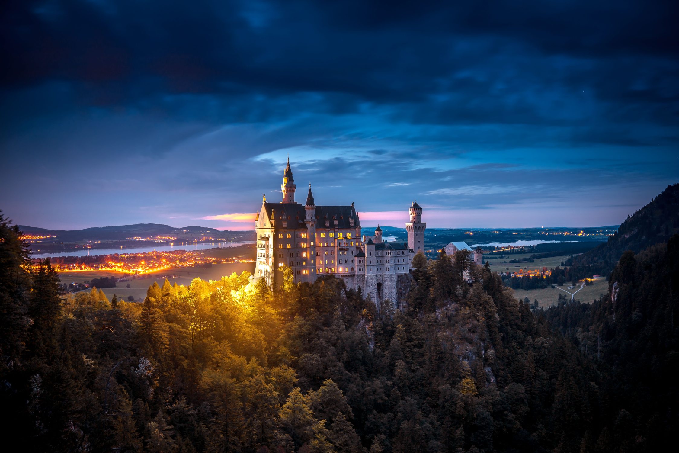 Обои небо, деревья, природа, замок, германия, нойшванштайн, the sky, trees, nature, castle, germany, neuschwanstein разрешение 2249x1500 Загрузить