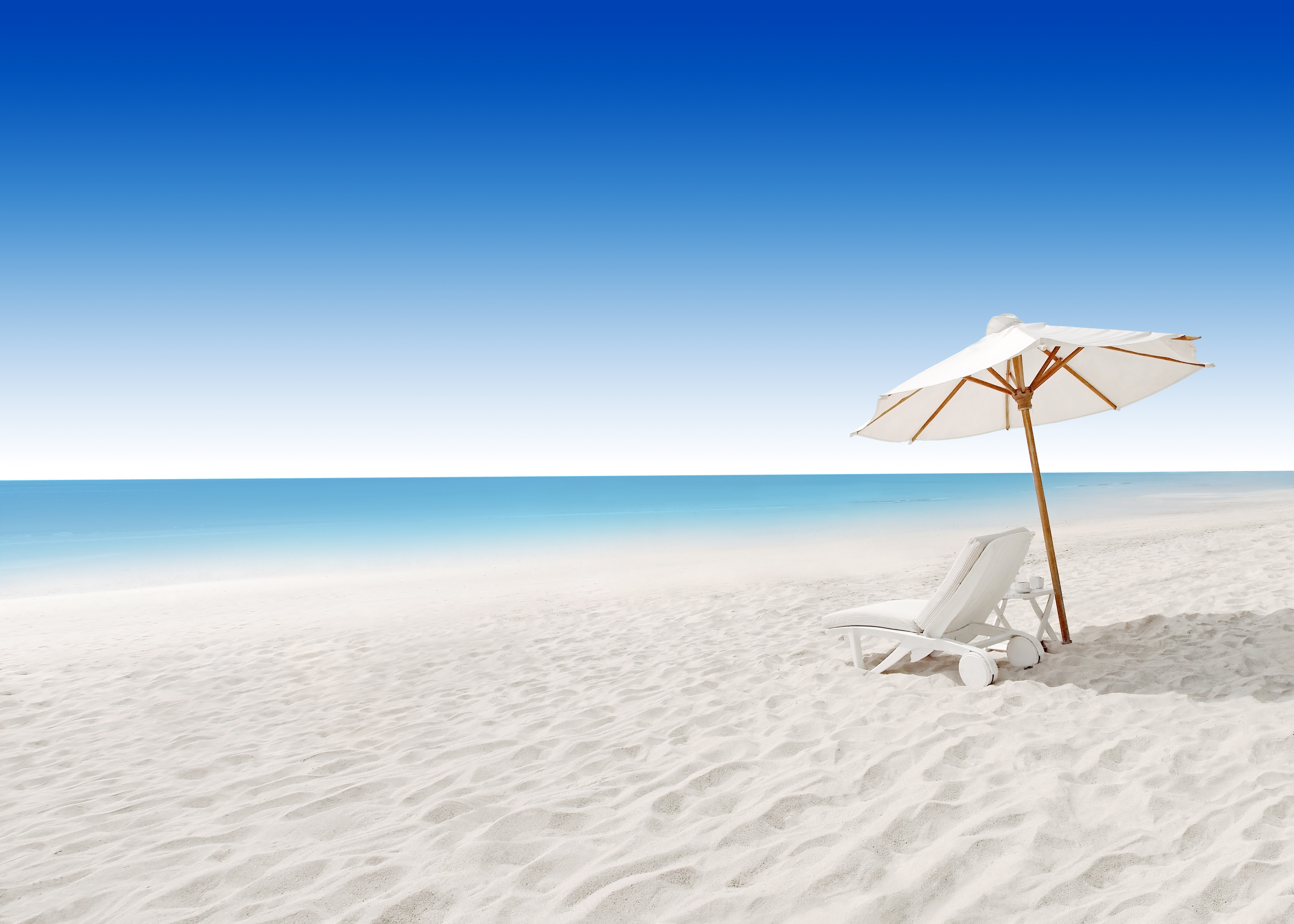Какие предметы на пляже. Шезлонг на пляже. А на море белый песок. Белоснежный пляж. Шезлонг на фоне моря.