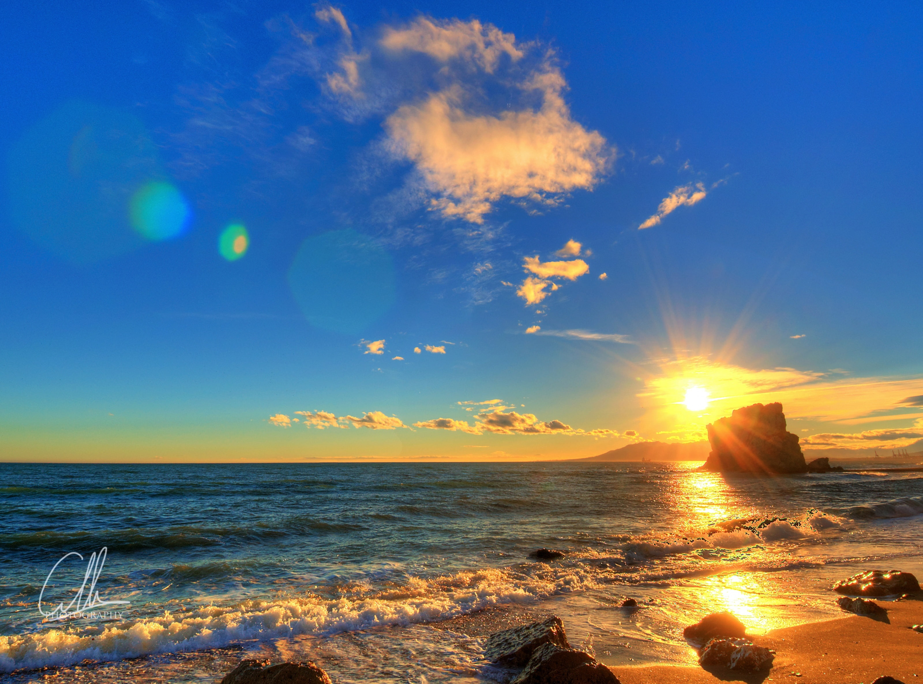 Солнечное небо над морем. Рассвет на море. Красивый Восход. Красивый рассвет на море. Солнце над морем.