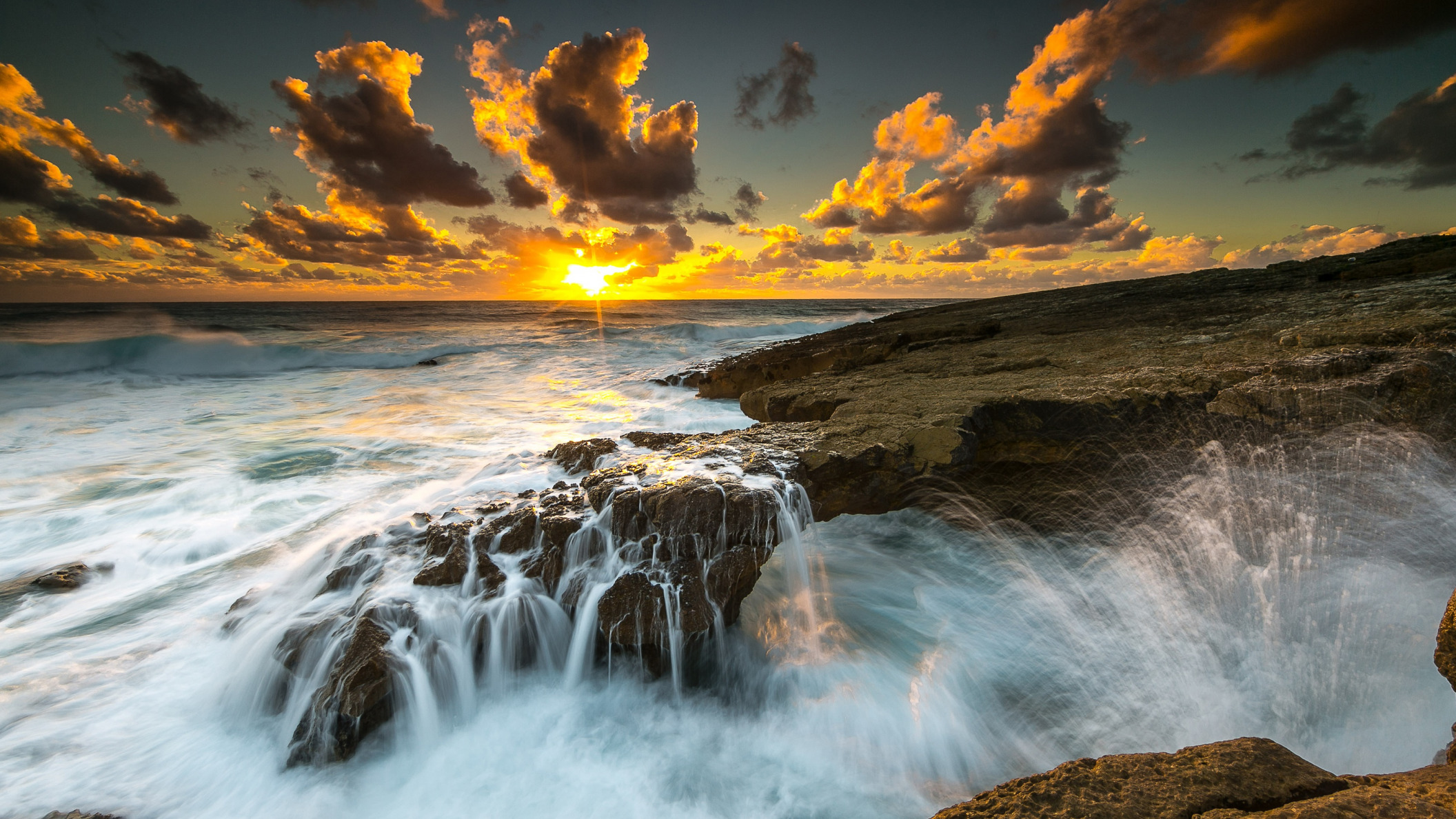 Обои облака, sintra-cascais natural park, кашкайш, закат, побережье, океан, португалия, атлантический океан, atlantic ocean, cascais, природный парк синтра-кашкайш, cabo raso, clouds, sunset, coast, the ocean, portugal, the atlantic ocean разрешение 2112x1188 Загрузить