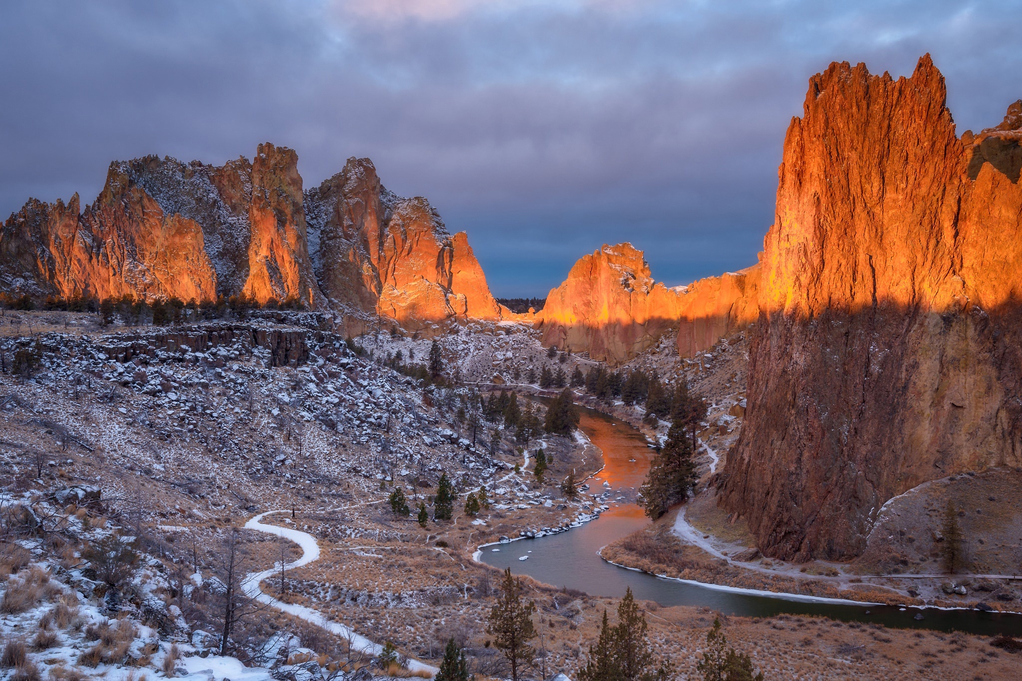 Обои свет, вечер, река, горы, скалы, снег, камни, утро, light, the evening, river, mountains, rocks, snow, stones, morning разрешение 2048x1366 Загрузить