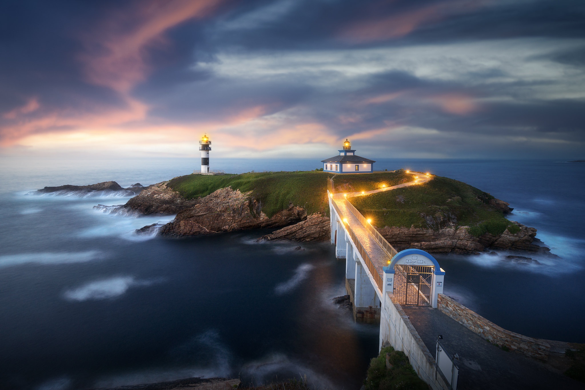 Обои море, маяк острова панча, cantabrian sea, маяк, pancha island lighthouse, остров панча, мост, остров, испания, galicia, ribadeo, галисия, pancha island, рибадео, кантабрийское море, sea, lighthouse, bridge, island, spain разрешение 2047x1365 Загрузить