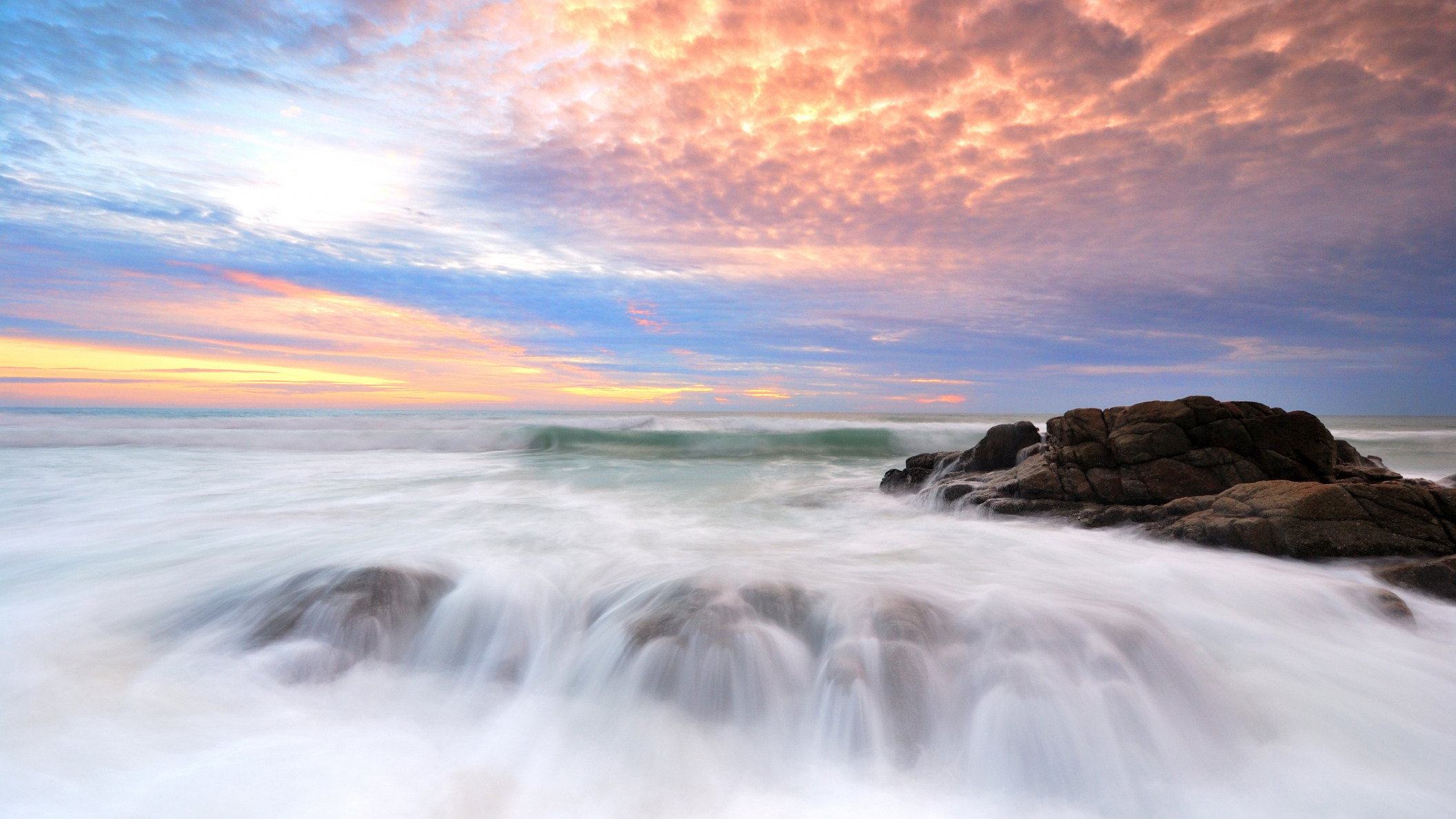 Обои небо, лето, камни, берег, волны, закат, море, песок, пляж, the sky, summer, stones, shore, wave, sunset, sea, sand, beach разрешение 2112x1188 Загрузить