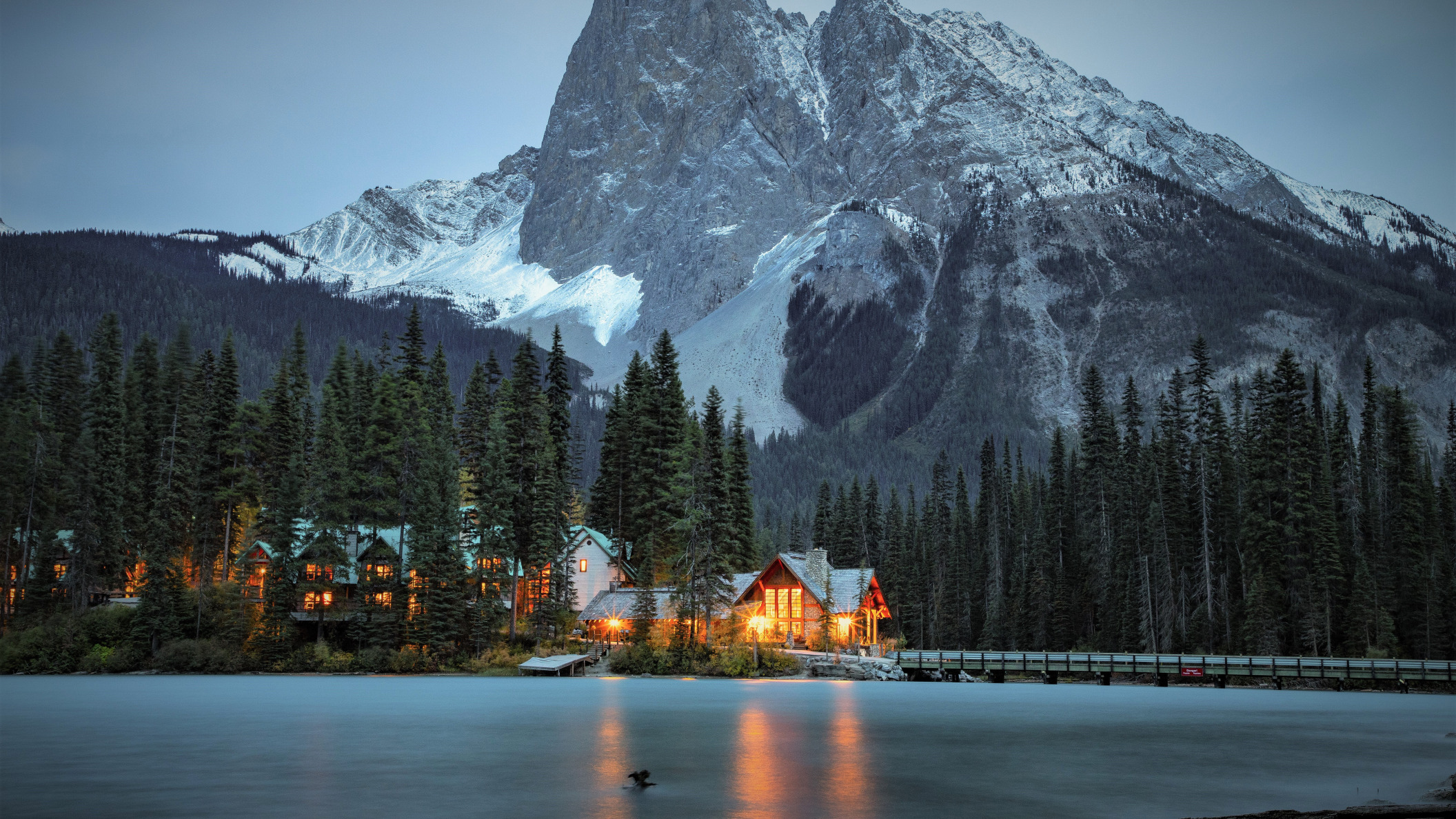 Обои деревья, изумрудное озеро, озеро, национальный парк йохо, горы, canadian rocky mountains, озеро эмералд, мост, дома, канада, британская колумбия, канадские скалистые горы, trees, emerald lake, lake, yoho national park, mountains, bridge, home, canada, british columbia, canadian rockies разрешение 2112x1188 Загрузить